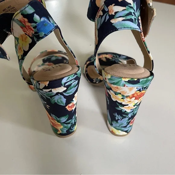 Floral Ankle Strap Heels APT 9 - Picture 5 of 7